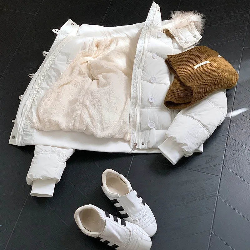 سترة نسائية بغطاء للرأس من الفرو ملابس خارجية للخريف والشتاء سميكة مبطنة بالقطن سترات قصيرة ضيقة معطف نسائي قصير منتفخ