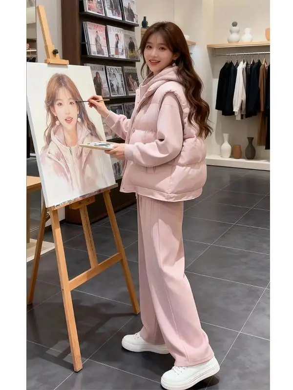 

Женский зимний утепленный комплект из хлопка с пуховым наполнителем: повседневный спортивный свитшот, спортивные брюки и шапка — теплый, стильный, свободный крой, три предмета