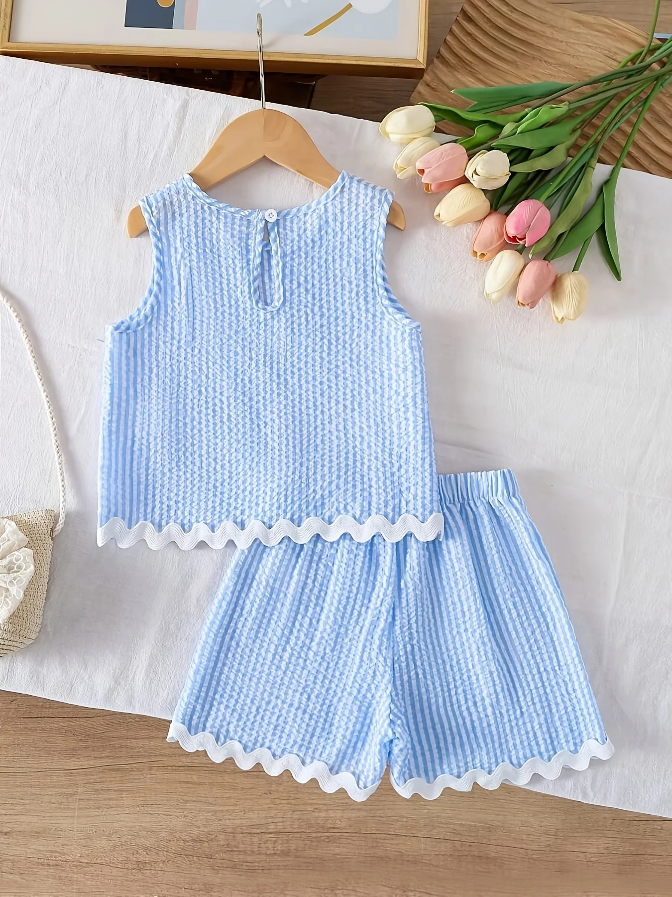 Zweiteiliges Set für Mädchen in Blau und Weiß mit Streifenmuster: ärmelloses Oberteil mit Seersucker-Textur und gewellten Saumdetails, kombiniert mit – Detail 2