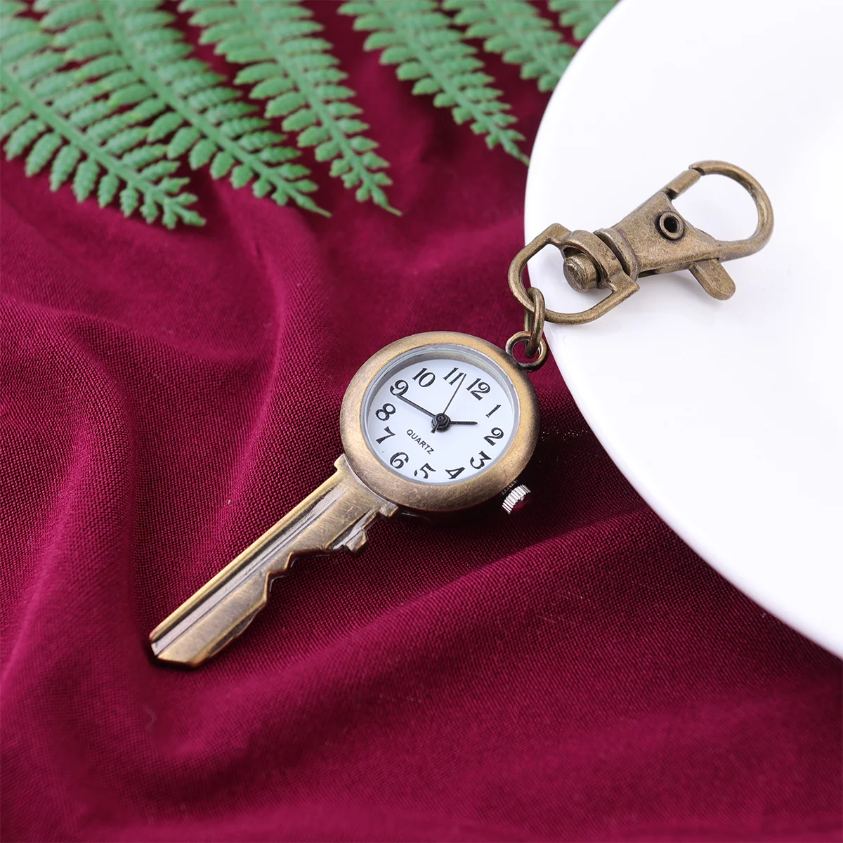 

1pc Retro Hanging Large Dial Quartz Key Shape Design Portable Classic Pocket Watch For Gift Hanging Chain Watch