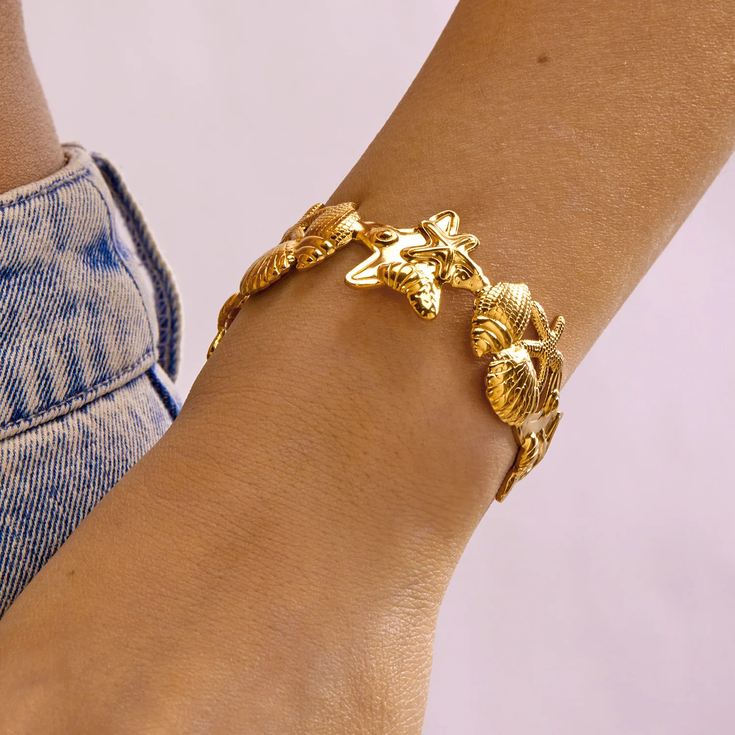 Strukturiertes Muschel-Seestern-Armband aus Edelstahl für Damen, Boho Geometrischer Ausschnitt-Manschettenarmreif, Resort-Urlaubsschmuck – Detail 5
