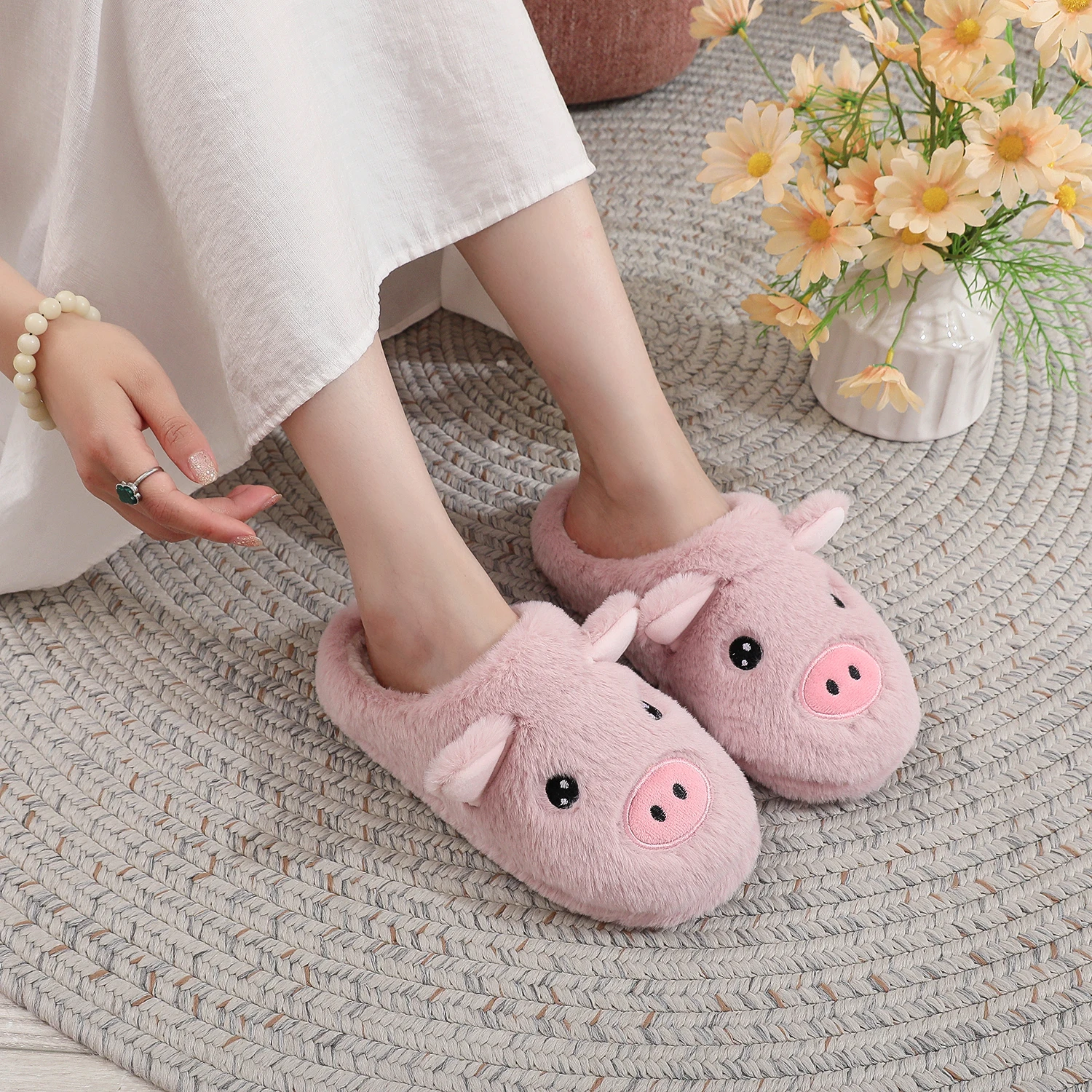 

A Pair of Cute Cartoon 3D Pink Pig Plush Slippers for Women, Comfortable Furry Home Slippers with Soft Soles for the Bedroom, Cute Pig 3D Warm Non-Slip Indoor Slippers, Lightweight, Silent, and Comfortable Shoes for Women, a Top Choice for Holiday Gifts
