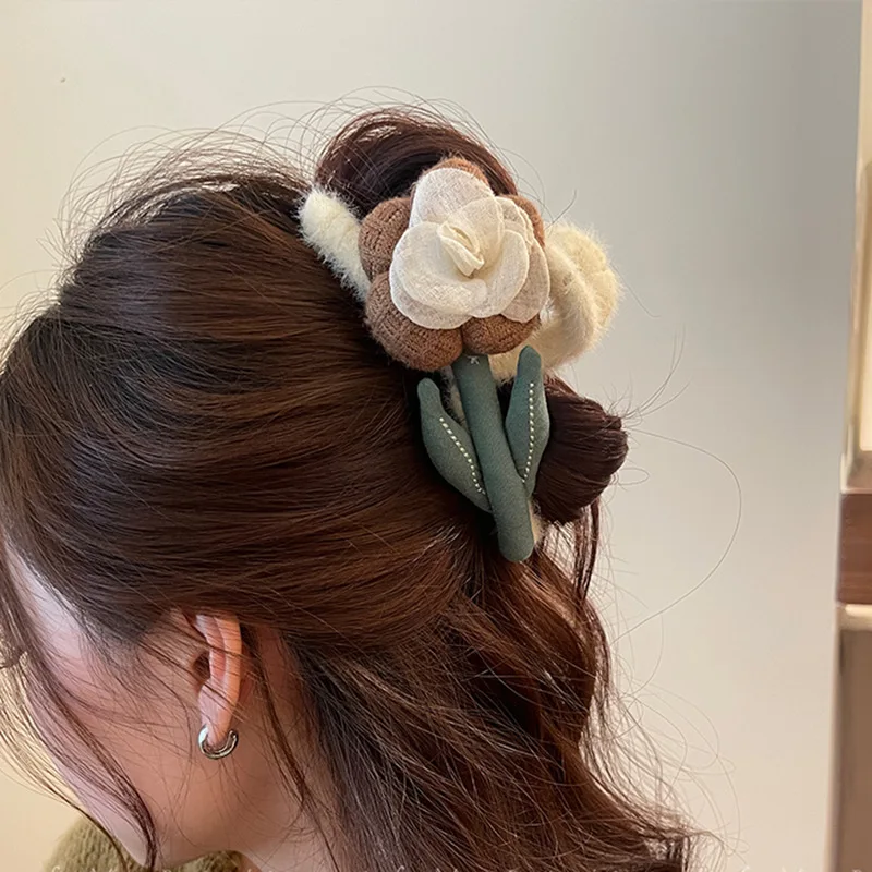 1pc Autumn and winter shark hair clip, plush hair clip, high-end feeling at the back of the head, forest style flower hair clip