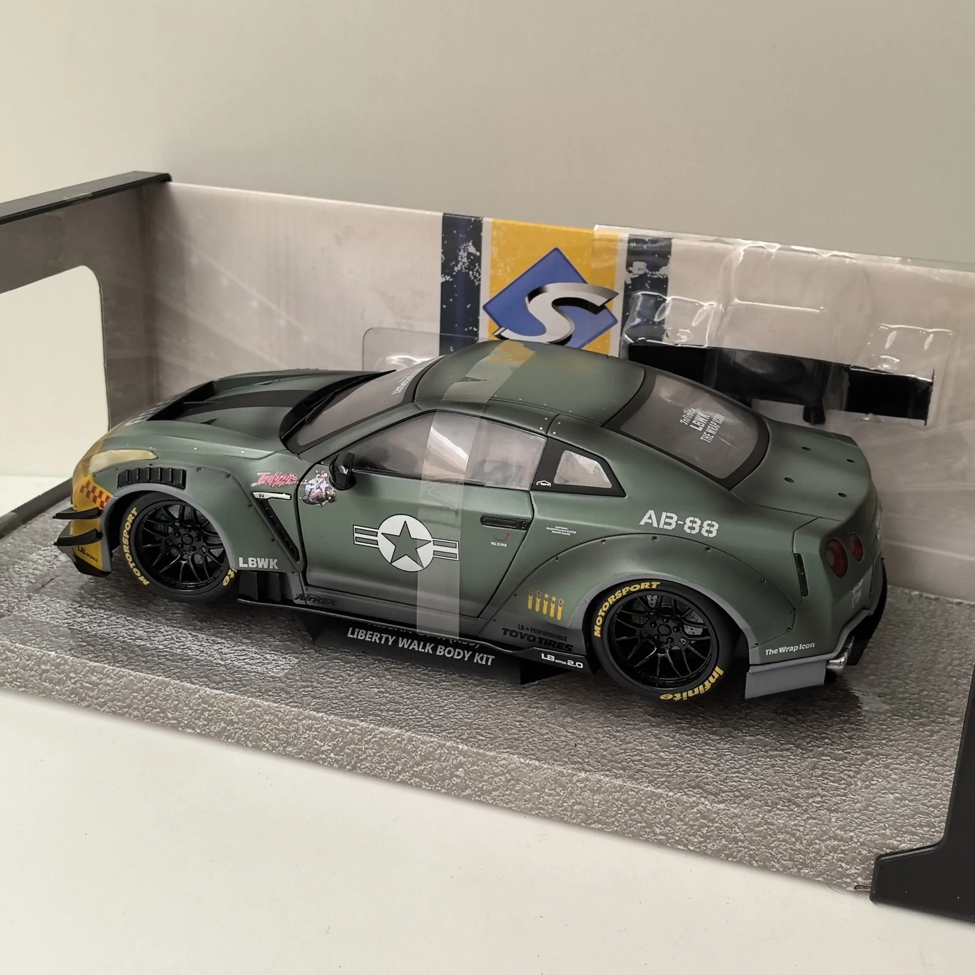 โมเดลรถไดแคสต์ SOLIDO สเกล 1/18 รุ่น GT-R R35 LB ผลิตจากโลหะผสม ของสะสม ของเล่น ของที่ระลึก ของตกแต่ง