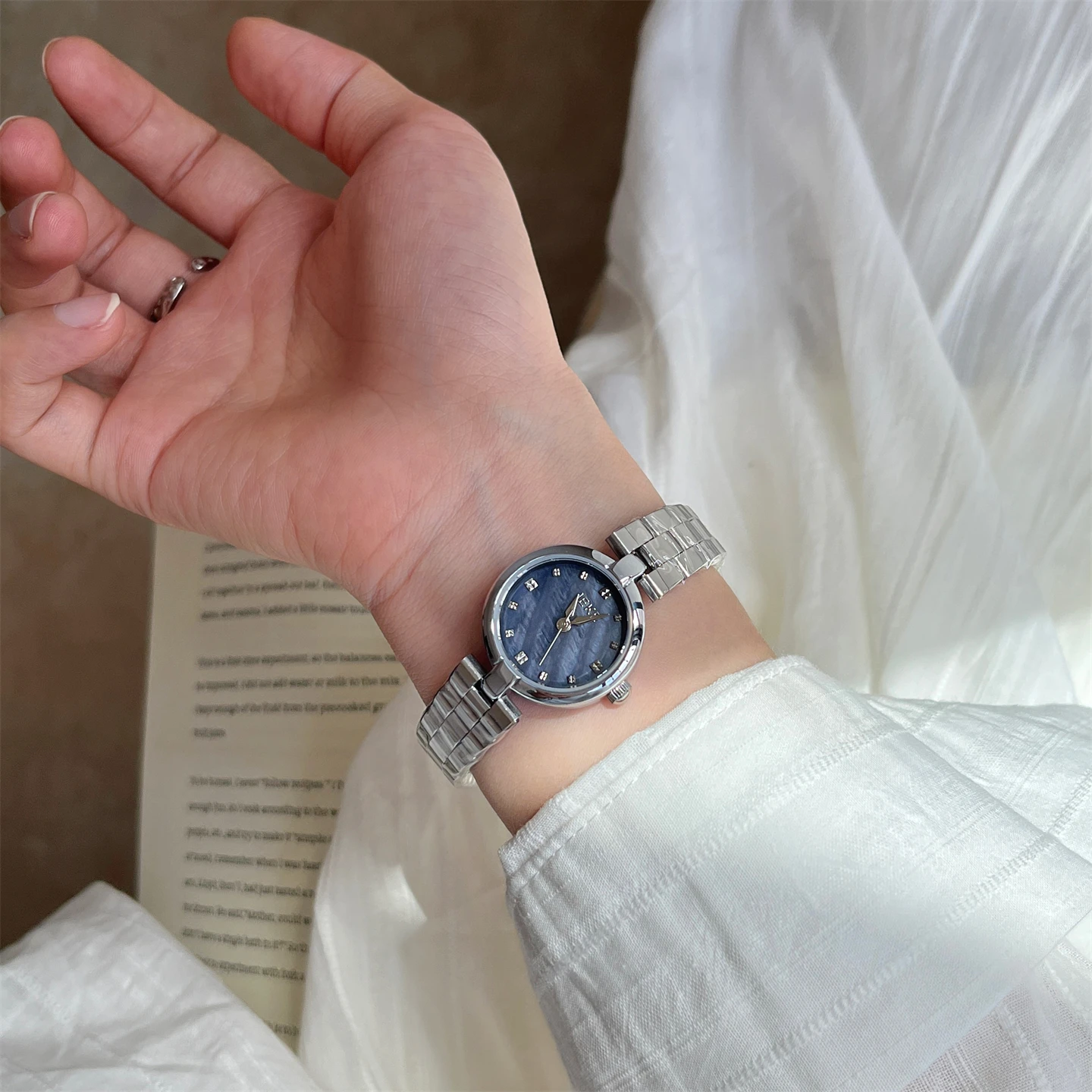 Reloj redondo pequeño exquisito de estilo Medieval para mujer, reloj sencillo con puntero de alto valor para mujer