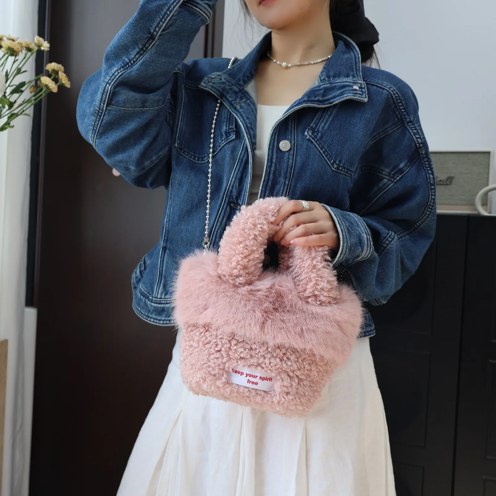 2026 New Winter Shake Fleece Plush Bag Women's New Stylish Single Shoulder Crossbody Bag Plush Hand-Held Plush Bucket Bag