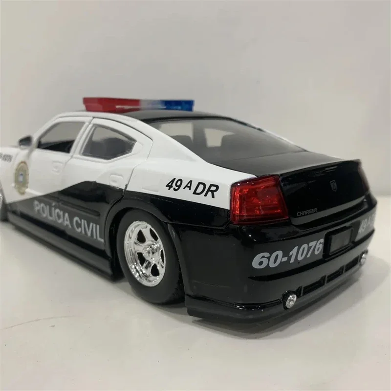 Jada1:24 2006 Dodge Charger coche de policía de alta simulación, coche fundido a presión, modelo de aleación de Metal, juguetes para niños, regalos de colección