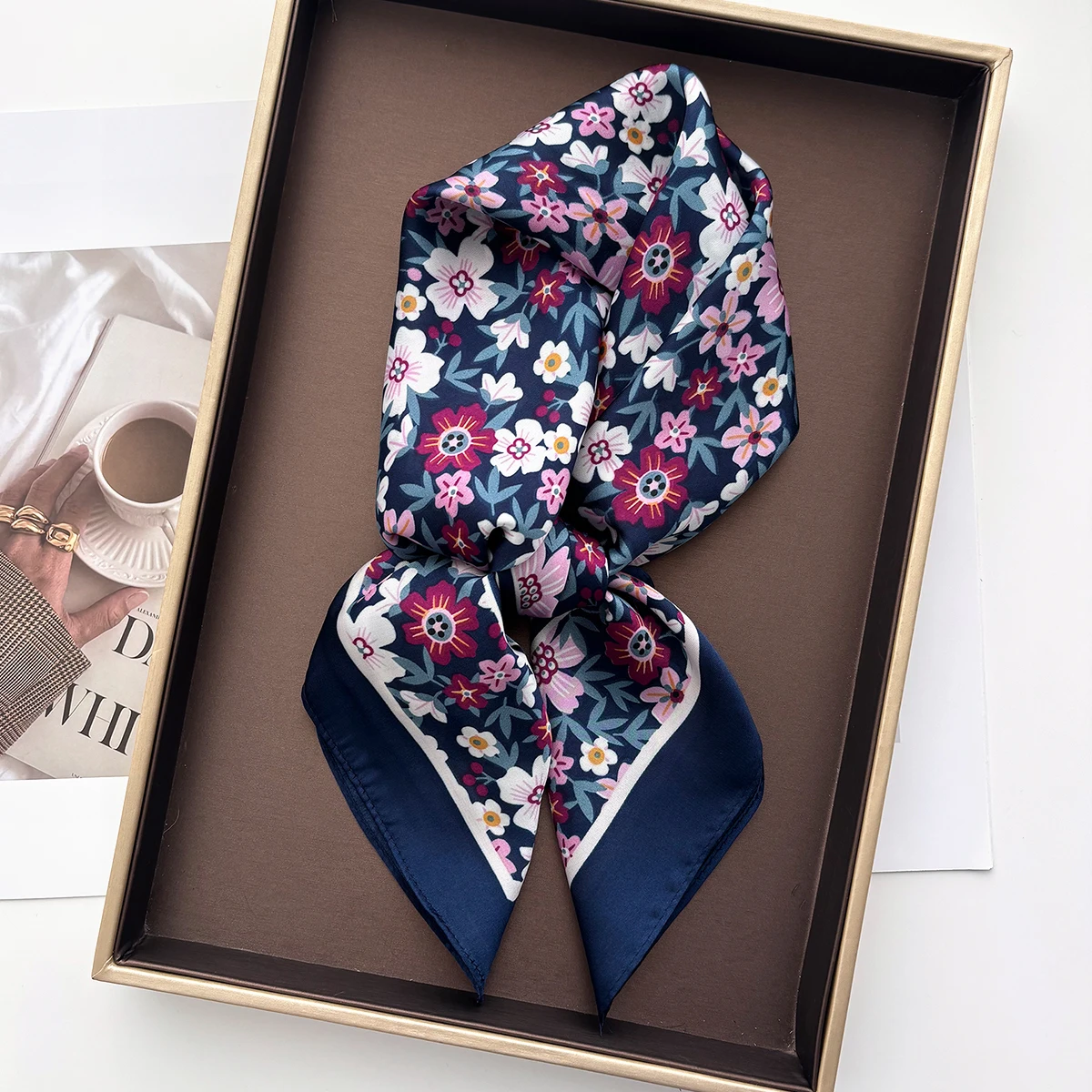 Eleganter Blumen-Damenschal Seidenimitat Halstücher Foulard Bandana Hijab Haarbänder Quadratische Schals Wickeltücher – Detail 5