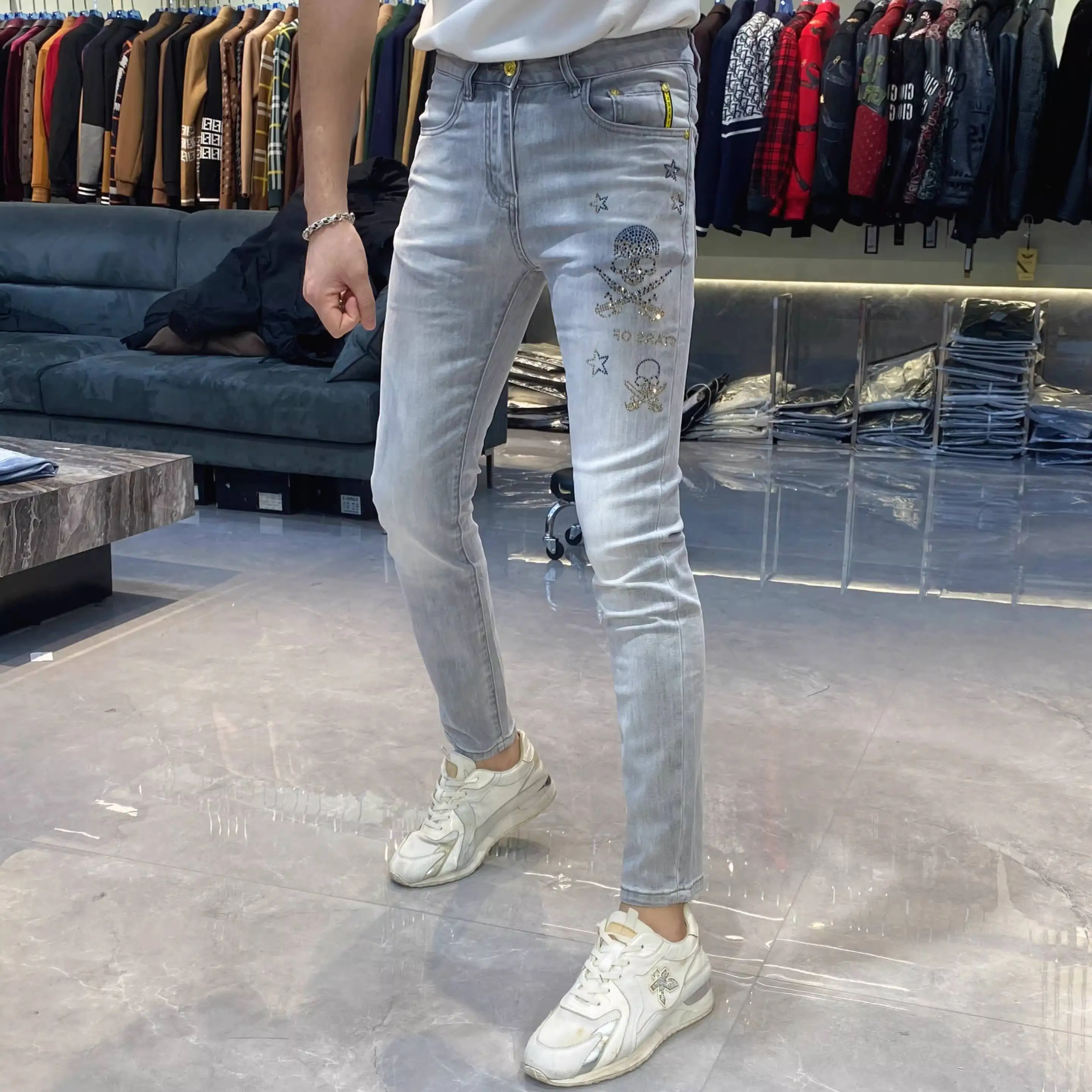 

Light Gray Personality Rhinestone Skull Slim Fit Stretch Jeans Men European Style Streetwear Men Jean Brand Vaqueros Hombre 2026