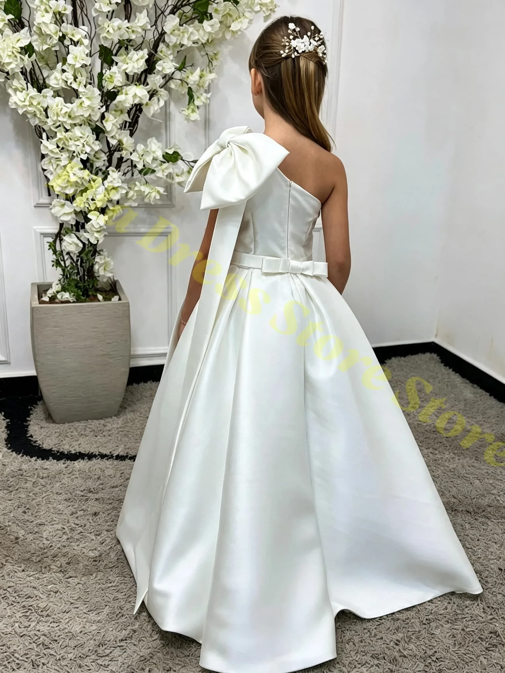 Ein-Schulter-Blumenmädchenkleid für Hochzeiten, Satin-Festkleid für Mädchen, Erstkommunionkleid mit Schleife, Ballkleid nach Maß – Detail 2