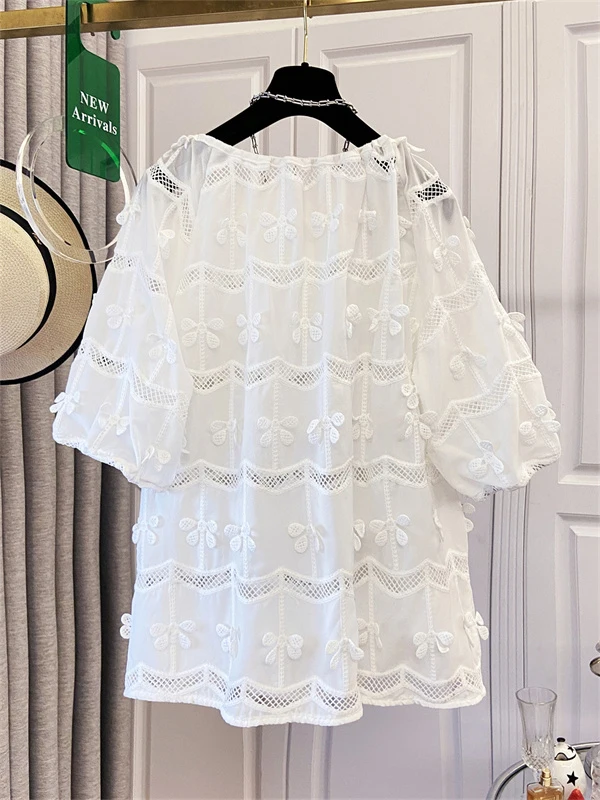 レッド ルーズ 半袖シャツ レディース 夏服 プラスサイズ 透かし彫りデザイン カジュアルスタイル ラウンドネックトップ 3D花柄