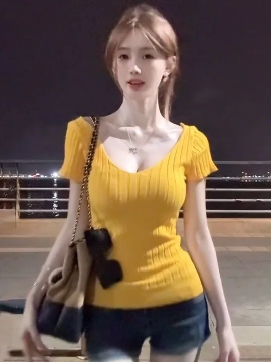 

Yellow V-neck Short Sleeve Slim Fit T-shirt Women's Summer Fashion Sexy Short Style Top Korean Light Maturity Knitted Soft