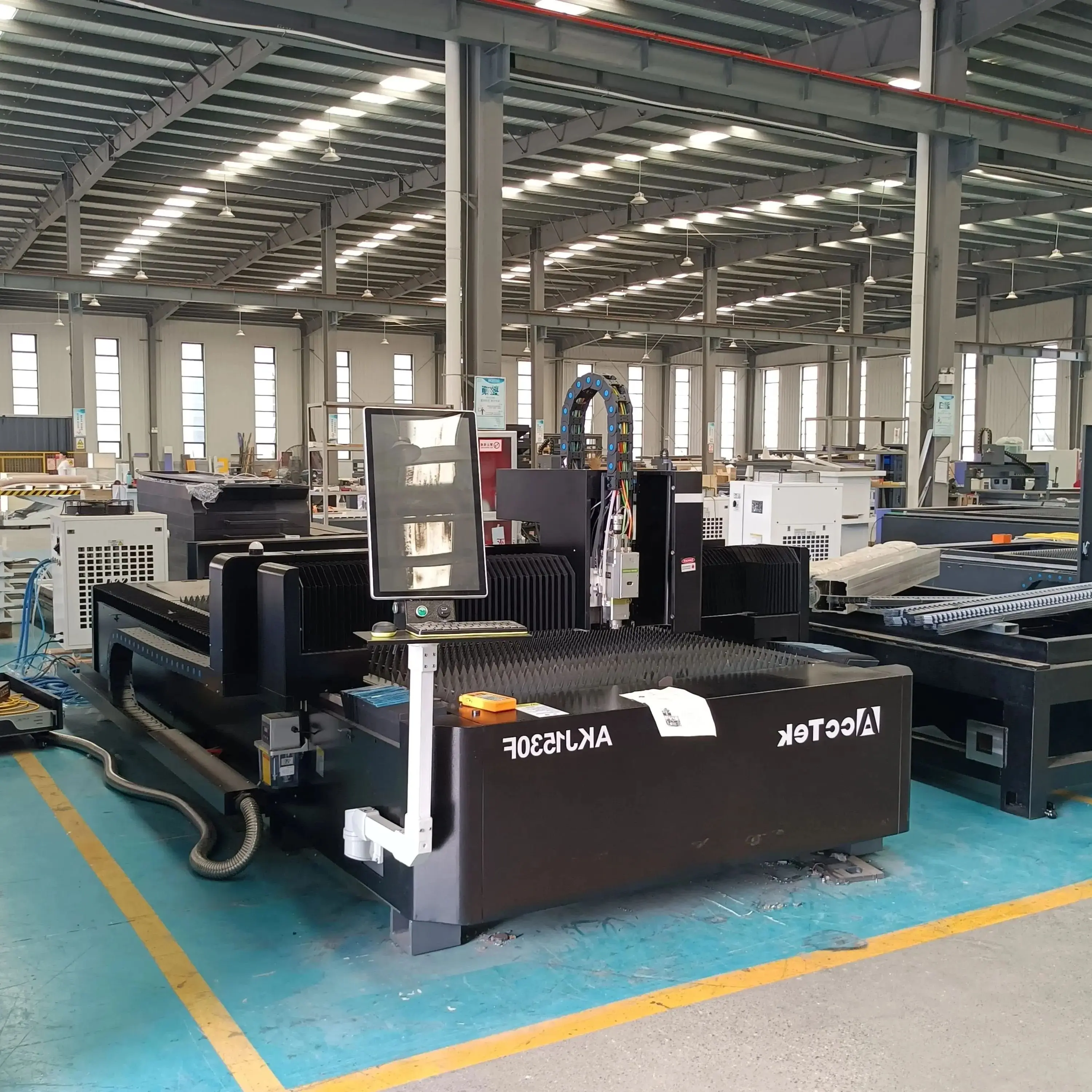 ファイバーレーザー機械 3015 CNC 2kw 3kw 鋼切断金属シートステンレス鋼用ベッドを強化