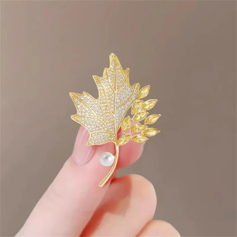 Vintage Yellow Crystal Maple Leaf Brooches Pins For Women Exquisite Rhinestone Plant Pearl Badge Fashion Jewelry Accessories