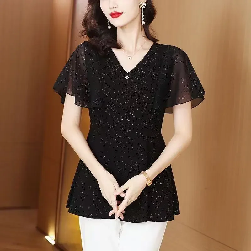 Damska nowa letnia koszulka z krótkim rękawem, czarna, z dekoltem w serek, modna, uniwersalna, w stylu dla mamy.