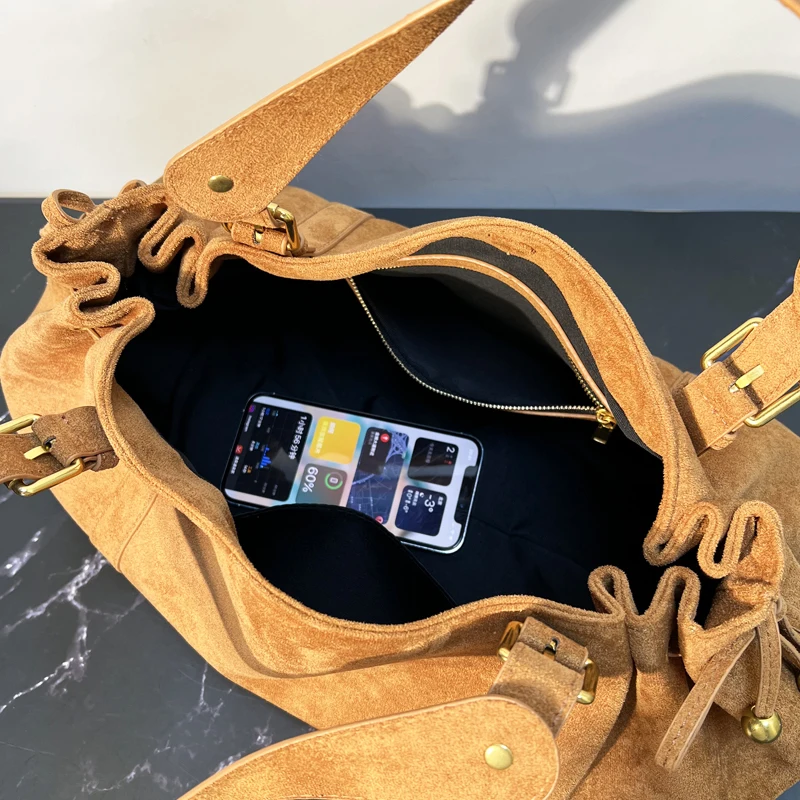 حقائب نسائية فاخرة بتصميم وسادة من جلد الغزال الصناعي بتصميم عتيق لعام 2026، حقيبة يد ومحفظة جديدة من البولي يوريثان مزينة بمسامير مطوية ومقبض علوي وحقيبة كتف تحت الإبط جودة عالية ًالشحن مجانا وصول الشحن السريع