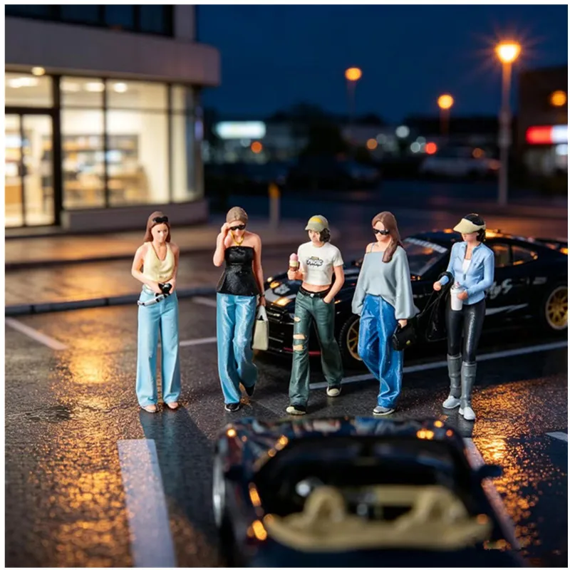 New 1/64 Modern Urban Shopping Girl Miniature Resin Model Street Scene Shooting Scene Matching Handmade Birthday Gift