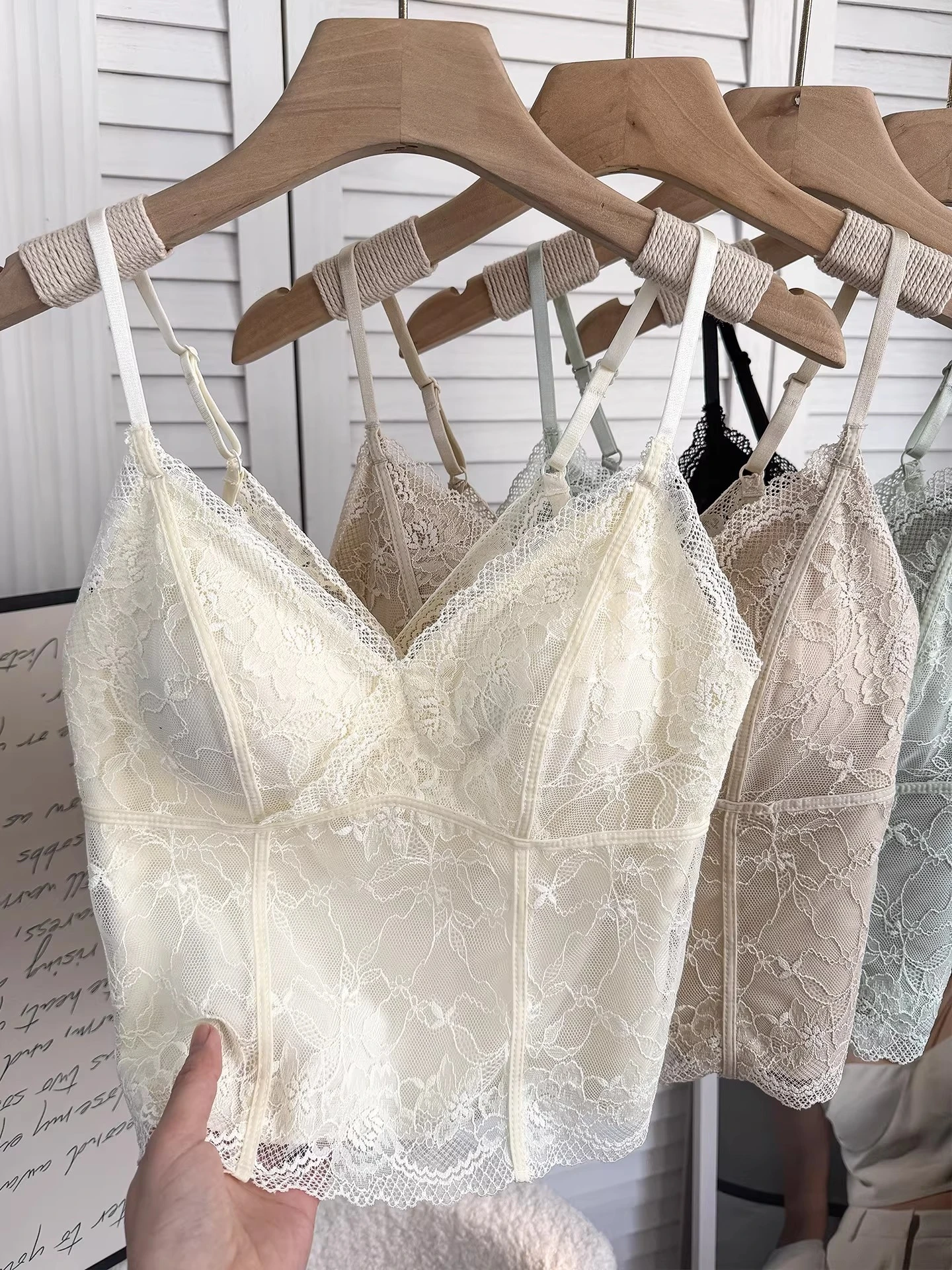 

Сексуальный кружевной топ на бретельках для женщин, весна-лето, тонкий, без подкладки, с красивым V-образным вырезом, короткий, для ношения под одеждой