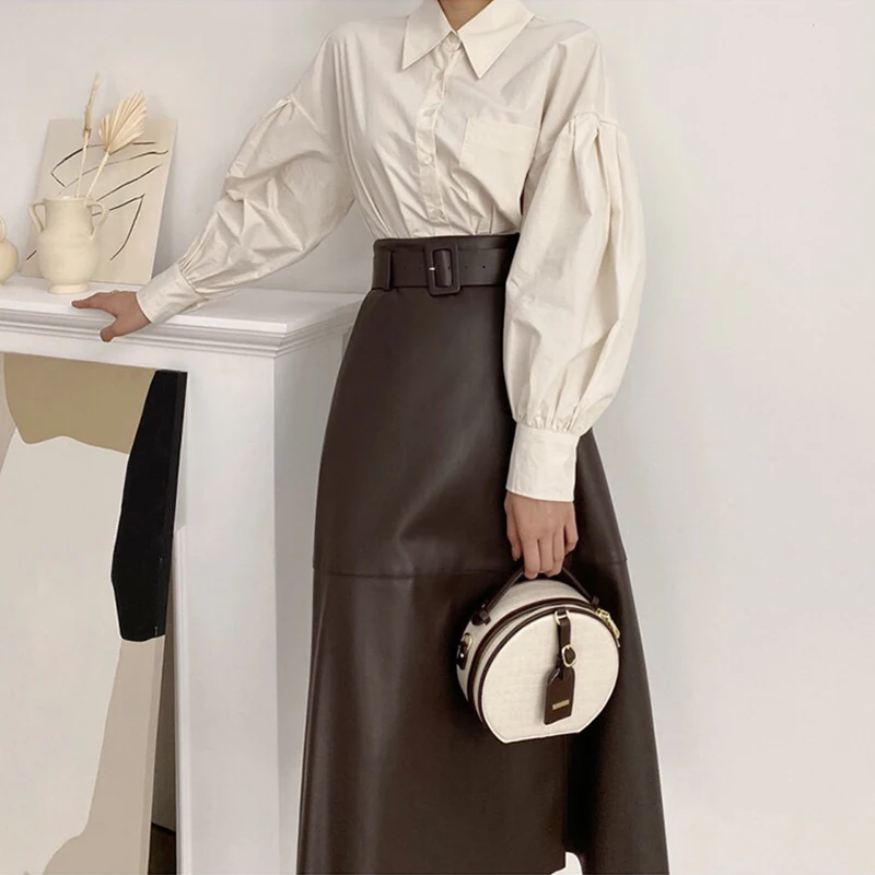 ランタンスリーブのエレガントでシックなシャツとスリット入りハイウエストPUレザーミニスカートの女性用ファッショナブルな春のセット