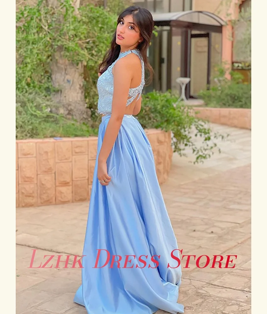 ชุดราตรีผ้าซาตินทรงเอไลน์แต่งลูกไม้แบบสั่งตัดพิเศษ คอทรงโอ แขนกุด ยาวกรอมพื้น ให้ลุคสง่างาม