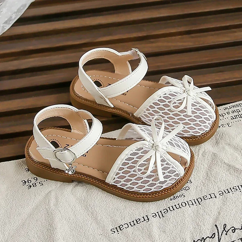 Sandały dziecięce dla dziewczynek na lato 2025, nowa moda, styl koreański, miękka podeszwa, antypoślizgowe, uniwersalne, słodkie buty księżniczki z kokardką.
