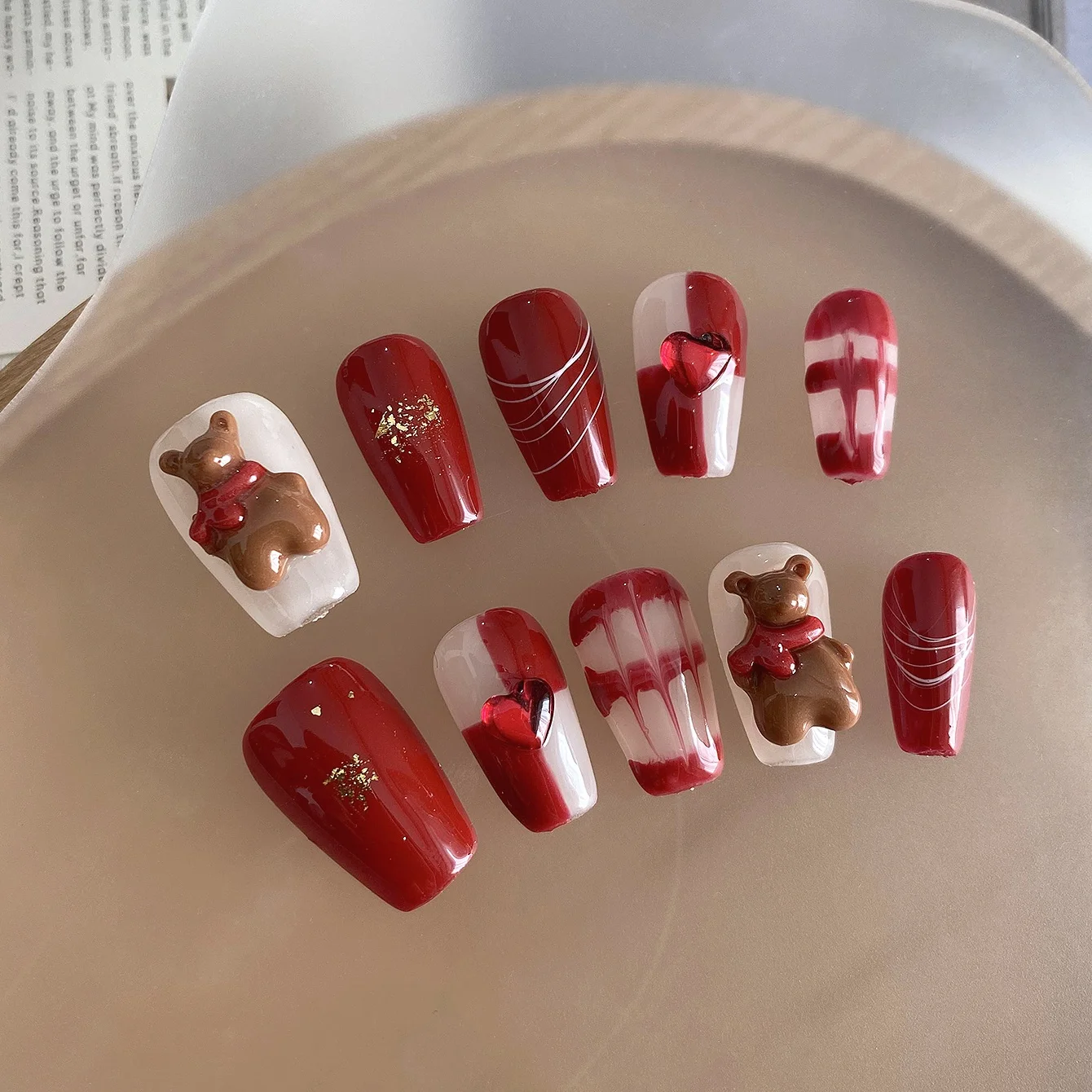 

10 шт., чистые ручные накладные ногти средней длины, красивые накладные ногти, праздничный дизайн ногтей с красным медведем, подходит для женщин