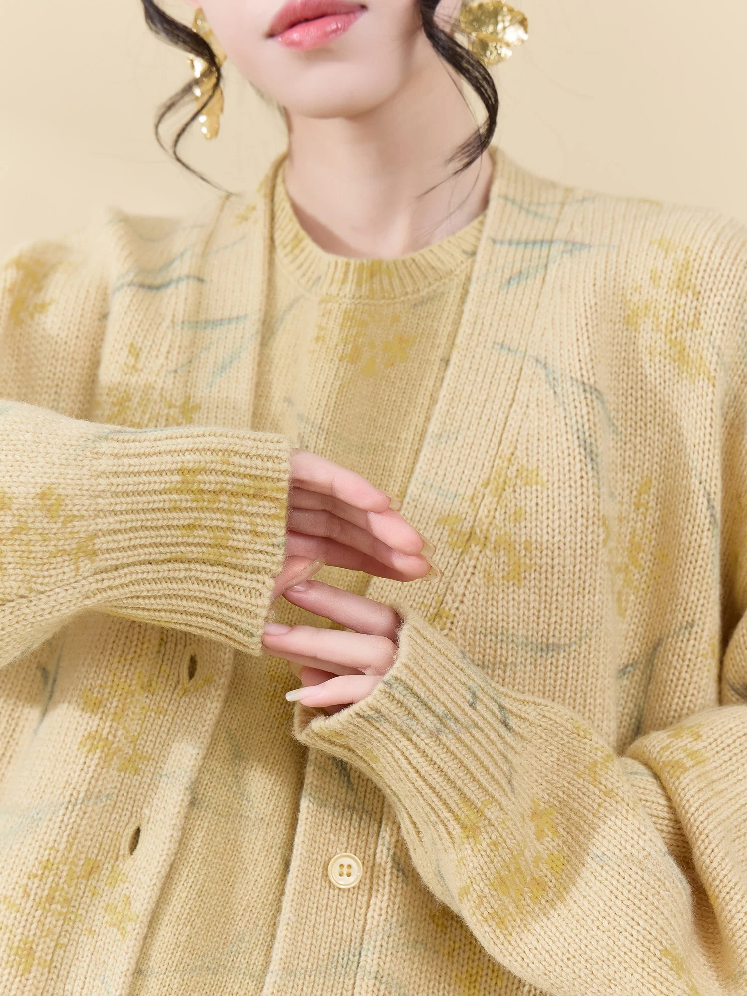 

Комплект из трех предметов: вязаный кардиган-жилет с винтажным принтом, короткая юбка и футболка. Женский модный ансамбль. Новинка осени 2025 от Flowing Era.