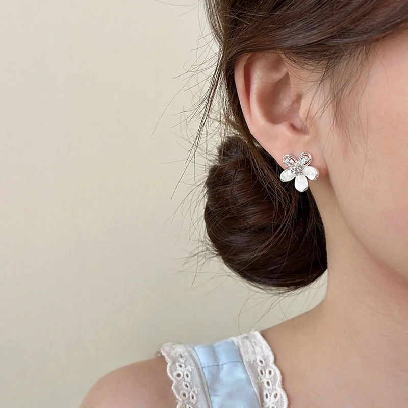 saptefamou-unique-beautiful-flower-zircon-earrings-women's-holiday-style-high-end-feeling-ear-jewelry