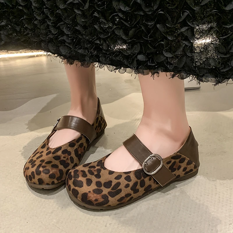 أحذية نسائية للربيع والخريف موضة جديدة غير رسمية بكعب منخفض 2025 تصميم بإبزيم للمشي أحذية مريحة Жensku Оbuvire