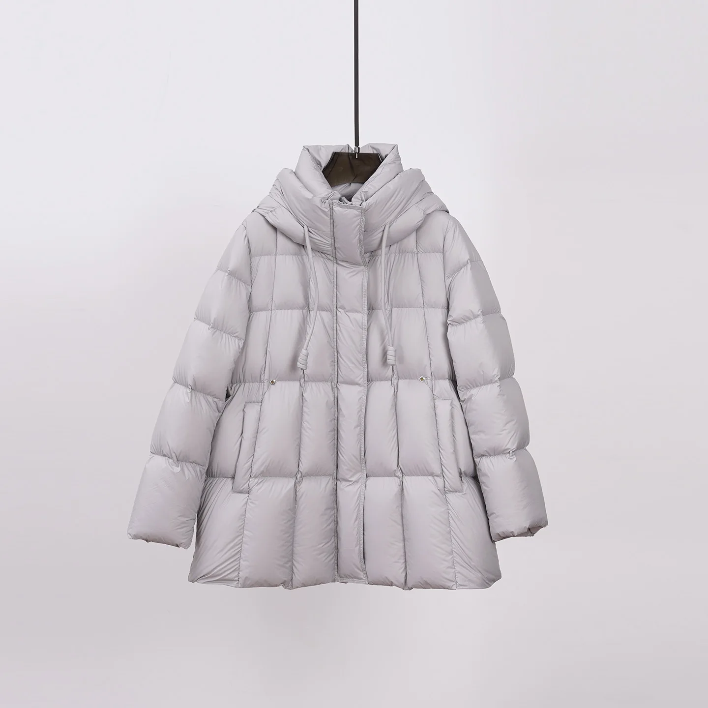 Moda autunno/inverno: piumino d'oca di media lunghezza aderente in vita con cappuccio leggero e non volto al 95% in piuma d'oca bianca per le donne