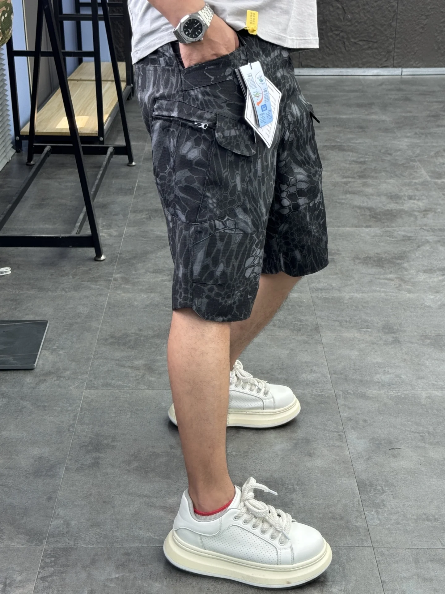 

Svip Men's Outdoor Workwear orts Comfortable Casual Five-Quarter Length Bla Python Pattern Resistant to Tearing Summer