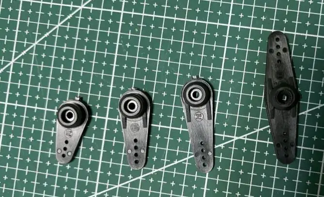 4 Uds 24T negro súper fuerte brazo Servo de plástico Hitec de alta resistencia para servo estándar Hitec D955TW 36645 35065S D930SW D980TW