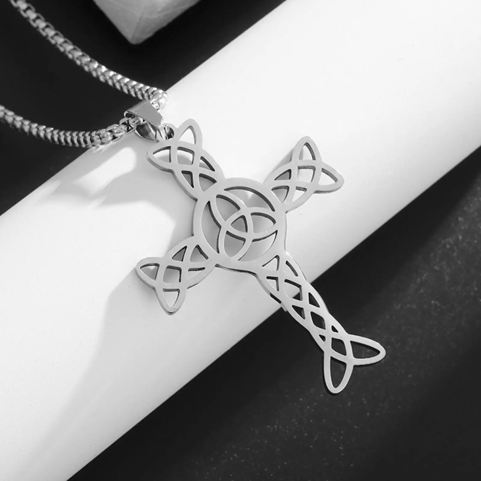 Edelstahl-Halskette mit keltischem Knoten-Kreuz-Anhänger, Dreifachknoten, irischem Knoten-Kreuz, Amulett, Schmuck, Geschenk für Männer und Frauen – Detail 3