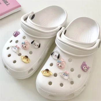 Miniso 10PCS Cute Cartoon Sanrio Shoes Charm Set Kuromi Cinnamoroll Melody Cartoon Dekoracje na chodaki i sandały Prezenty imprezowe