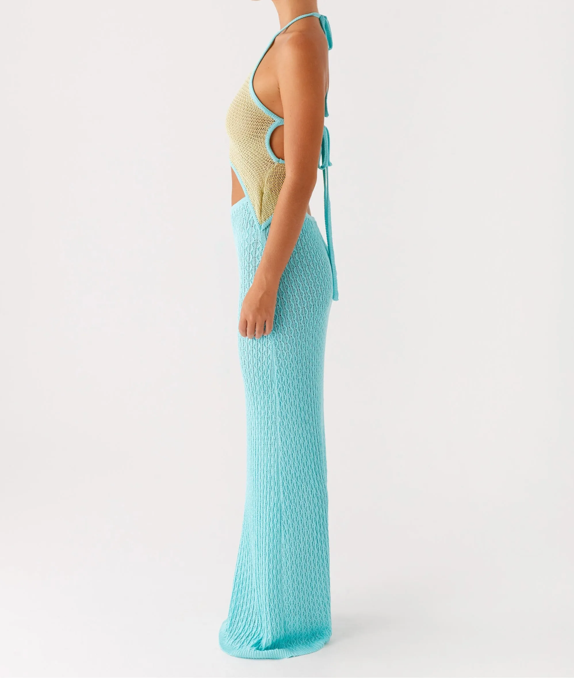 فستان نسائي صيفي طويل بدون أكمام مفتوح الظهر ورقبة رسن وفتحة منسوجة بألوان متباينة على طراز الشارع