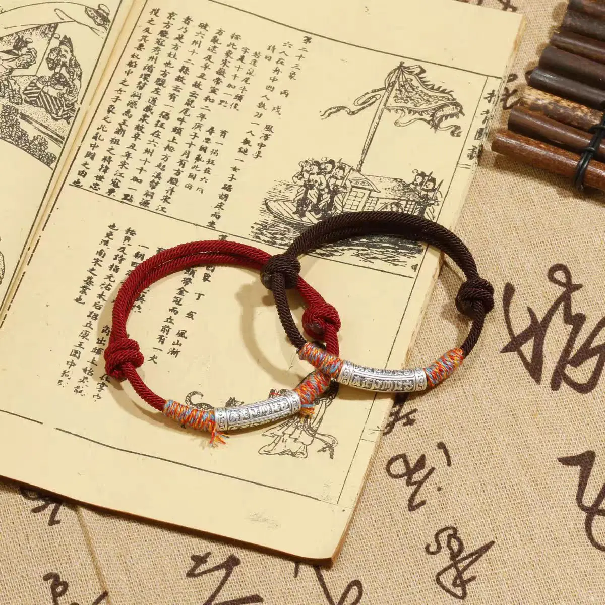 

Браслет с мантрой Ом Мань Падме Хум из чистого серебра: плетеный тибетский шнурок, подарок для пары