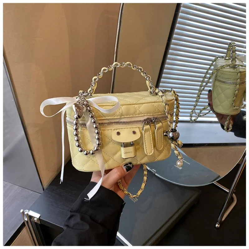 

Sophisticated Women Leather Handbag With Detachable Strap Convertible To Shoulder Bag Or Elegant Clutch