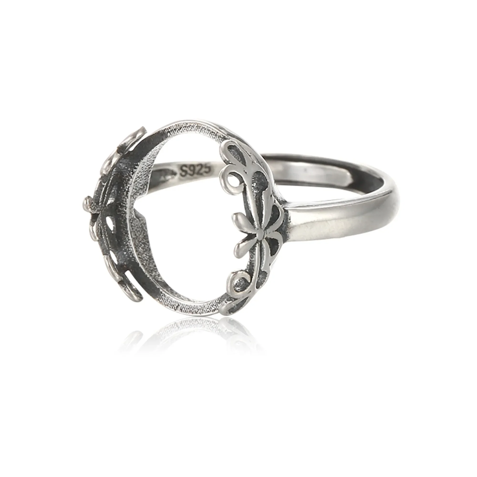 

Заготовка кольца для овальных кабошонов размером 12x14 мм. Установка кольца в античном стиле. Регулируемая основа кольца из стерлингового серебра.