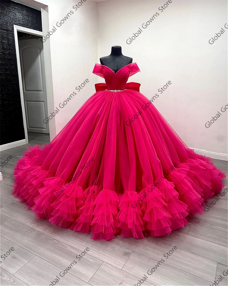 Gorący róż Off The Shoulder Bow Ball Gown Quinceanera Dress Bead Crystal Birthday Party Gowns Ruffles Princess Dress Customized