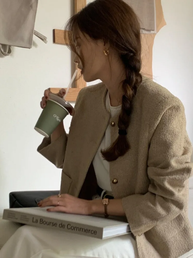 シックなヴィンテージ英国スタイル長袖ルーズコート女性のファッショナブルな襟ボタンデザイン大きなポケット多用途アウターウェア