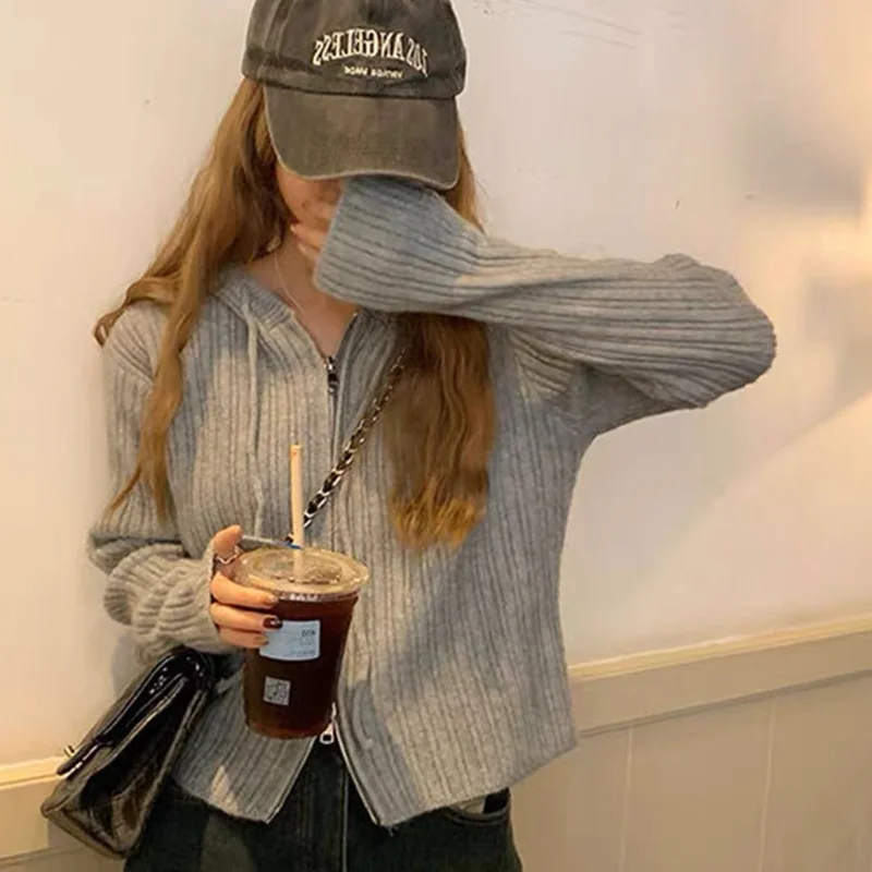 เสื้อคลุมคาร์ดิแกนผู้หญิงแบบใหม่สำหรับฤดูใบไม้ร่วงและฤดูหนาว ทำจากขนสัตว์แท้ 100% ถักสีพื้น เสื้อแจ็คเก็ตขนสัตว์มีฮู้ด แฟชั่นขายดี