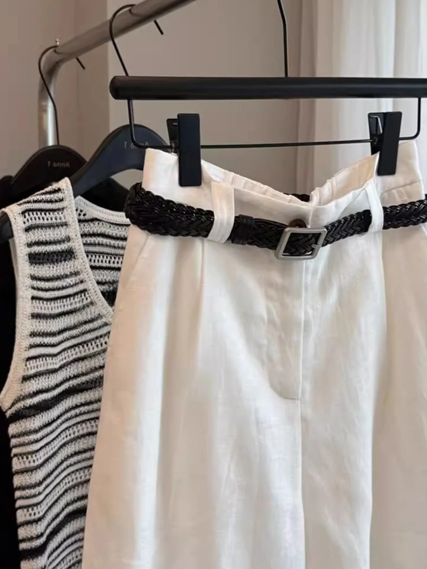 سروال قصير أنيق بلون واحد بسيط متعدد الاستخدامات للتنقل اليومي في الصيف، يمنح مظهراً نحيفاً وشخصية مميزة