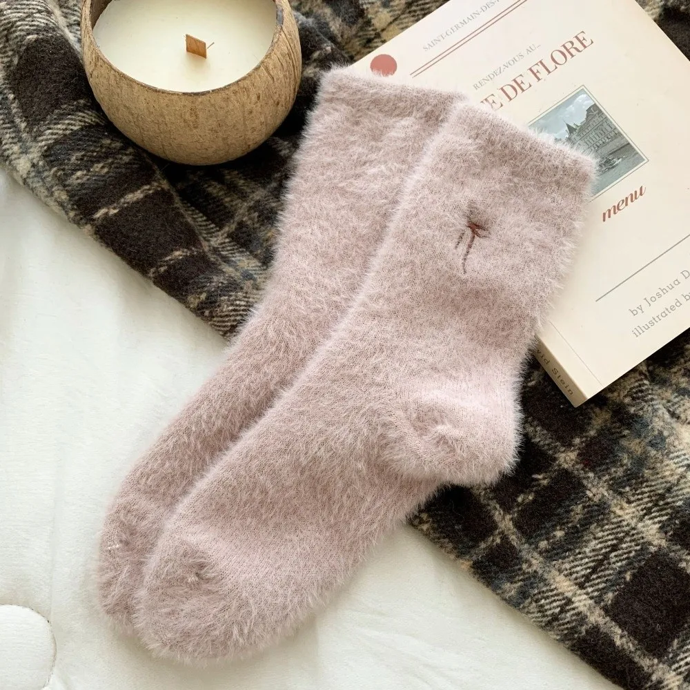 الخريف الشتاء الدافئة جوارب يمكن السير بها على الأرض Bowknot الصوف سميكة فروي الجوارب المطرزة الكرتون منتصف أنبوب جوارب النساء