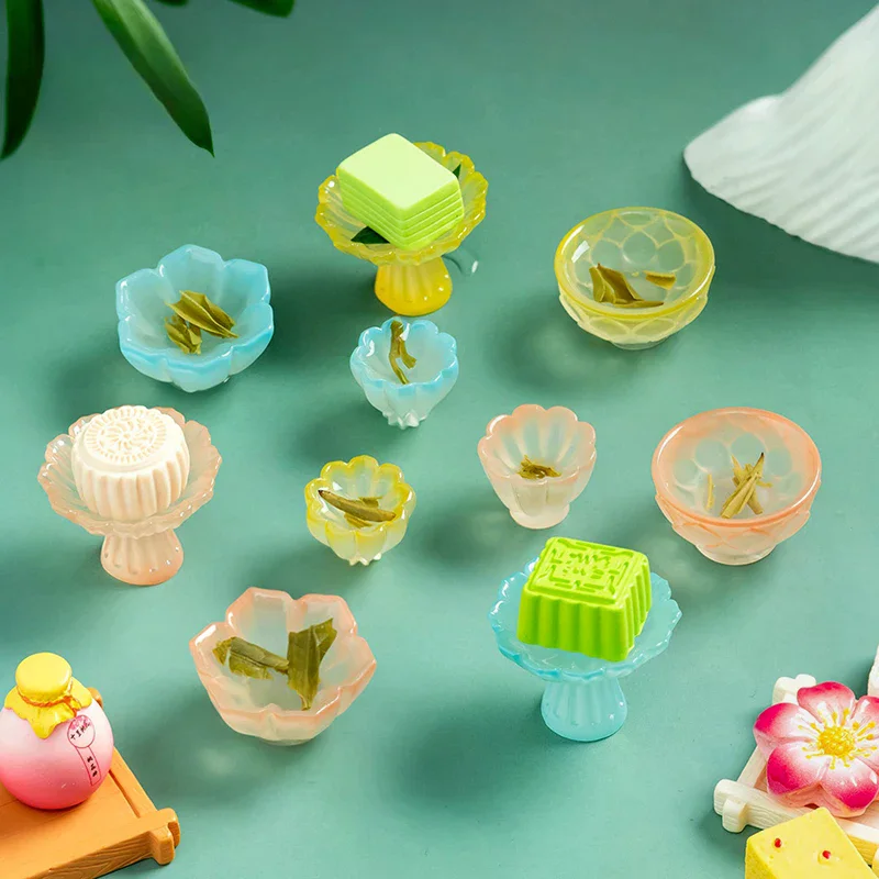 

Игрушки для кукольного домика: 4 миниатюрных кухонных аксессуара, высокий поднос, блюдо с фруктами, тарелка для торта и чайник.