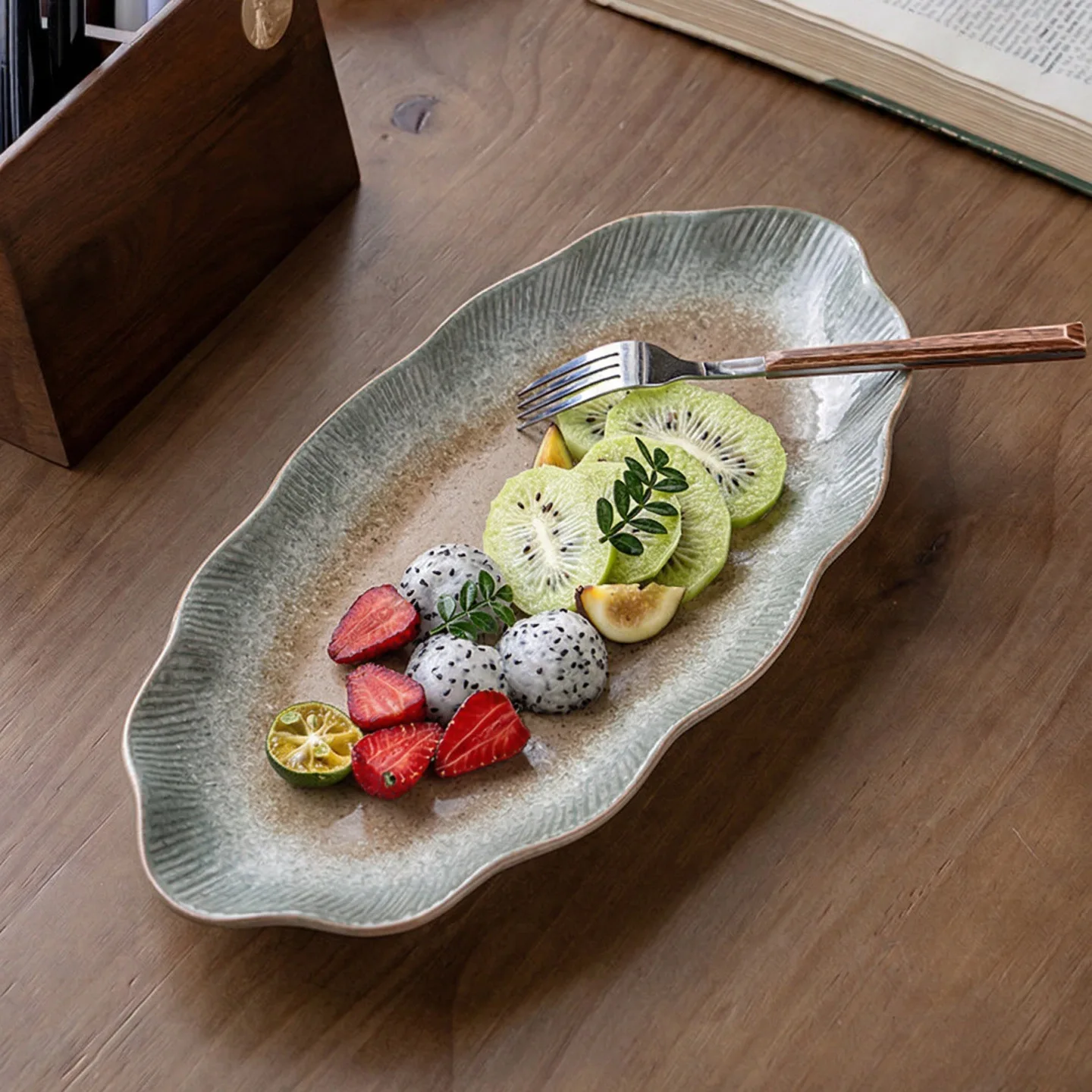 

YFY Irregular Oval Fish Home Fruit Large Ceramic Plate Vegetable Sushi Plate Commercial Dessert
