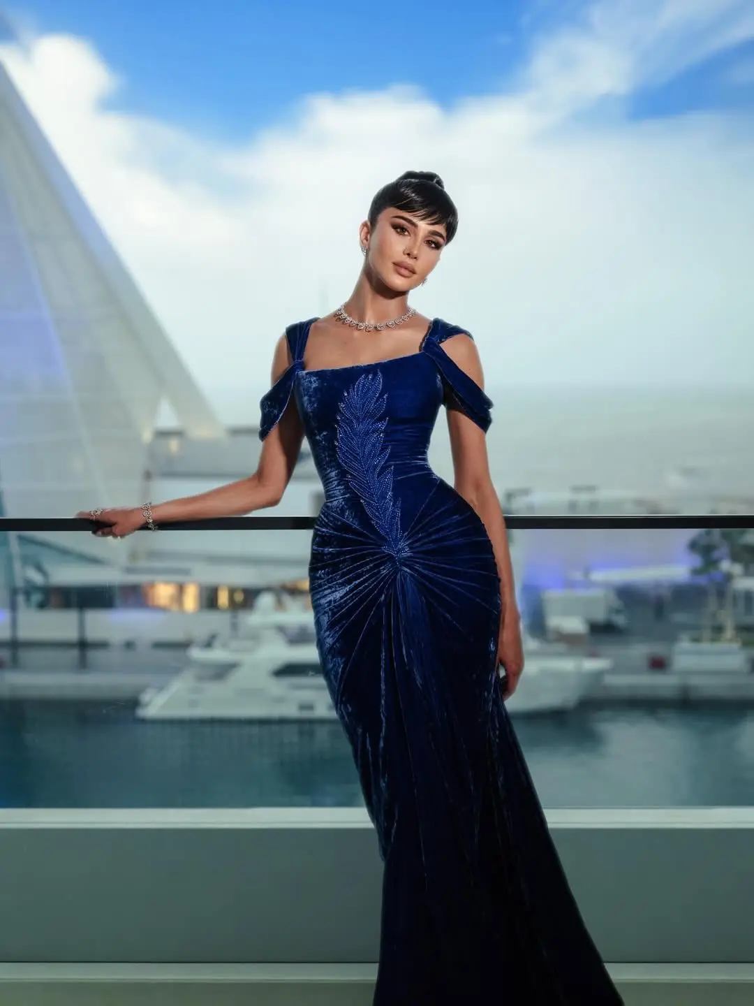 

Vintage Elegant Trend Mermaid Beaded Feather Detail Velvet Square Neck Cold Shoulder Train Evening Prom Red Carpet Dress Design