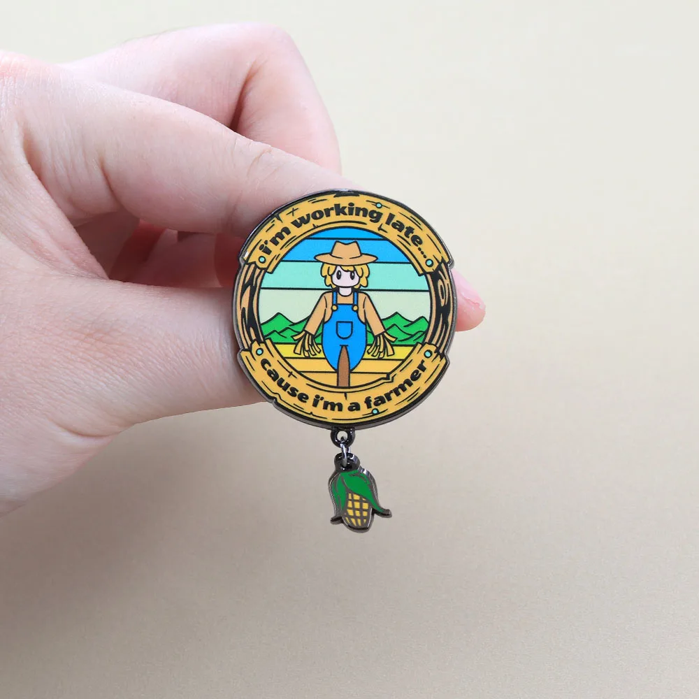 Lustig, ich arbeite bis spät in die Nacht, weil ich Landwirt bin. Emaille-Pin, Vogelscheuche, Mais, Anhänger-Brosche, Cartoon-Abzeichen, Revers-Schmuck, Geschenk für Freunde. – Detail 4