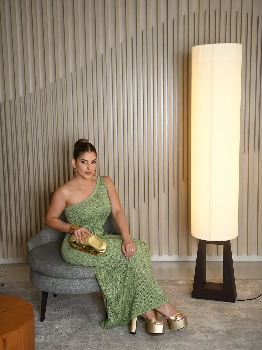 Sukienka damska z dzianiny, jednolita, z asymetrycznym dekoltem, bez rękawów, z podkreśloną talią, idealna na wieczorne przyjęcia.