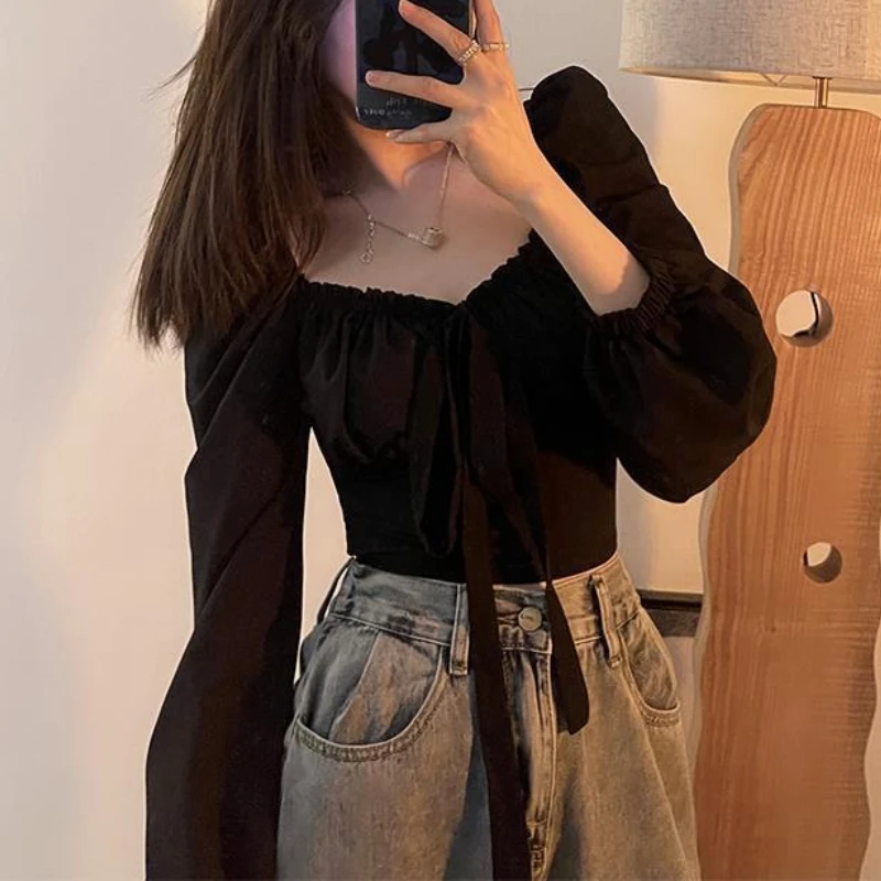 

Black bubble sleeves retro v-neck top women's 2026 spring and summer gentle wind collarbone waist short long-sleeved T-shirt