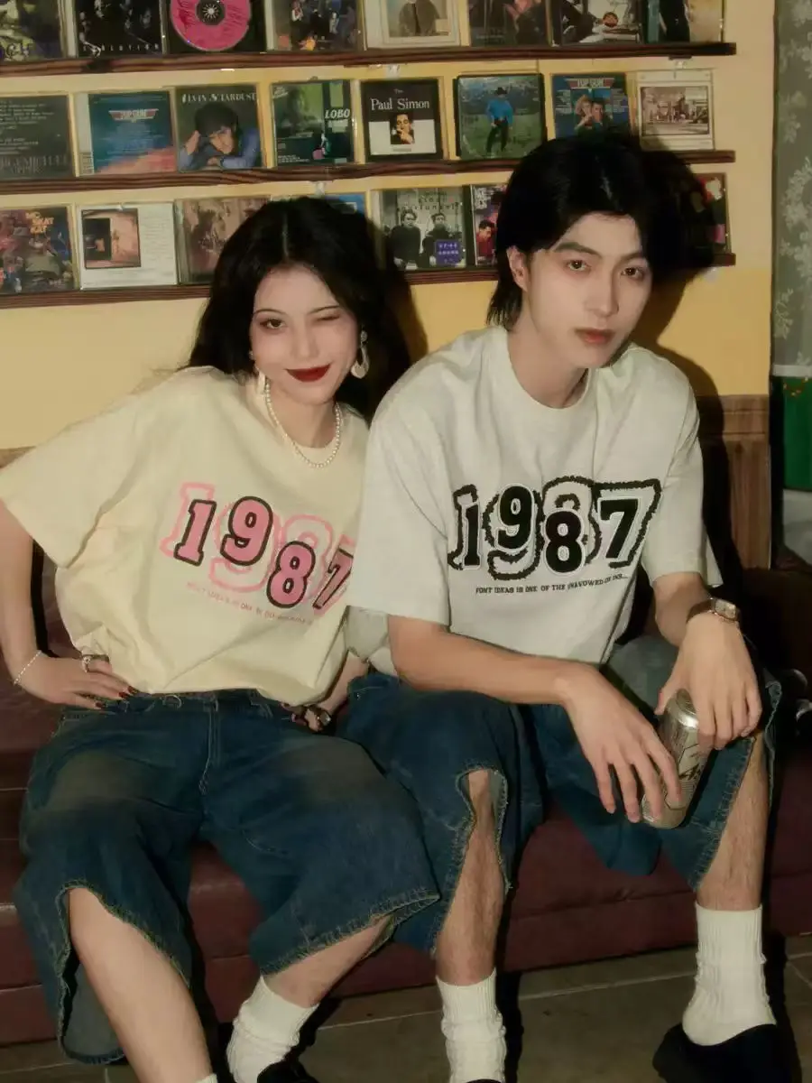 2025 جديد الأمريكية الرجعية هونغ كونغ نمط منشفة التطريز زوجين التي شيرت المرأة Ins قصيرة الأكمام عادية الكورية موضة تي شيرت